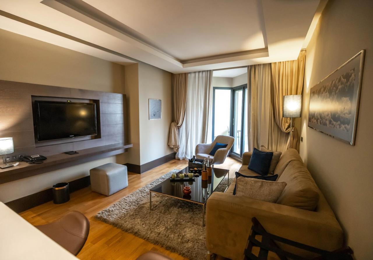 Gray Boutique Hotel Casablanca Kültér fotó A living room in a hotel suite